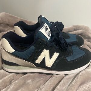 New balance (navy)size 10